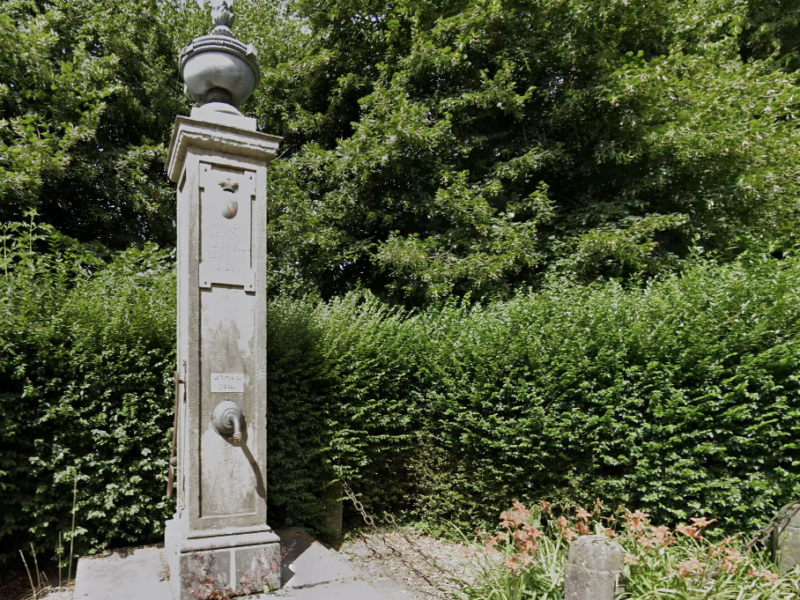 Les pavillons de l’entrée du château