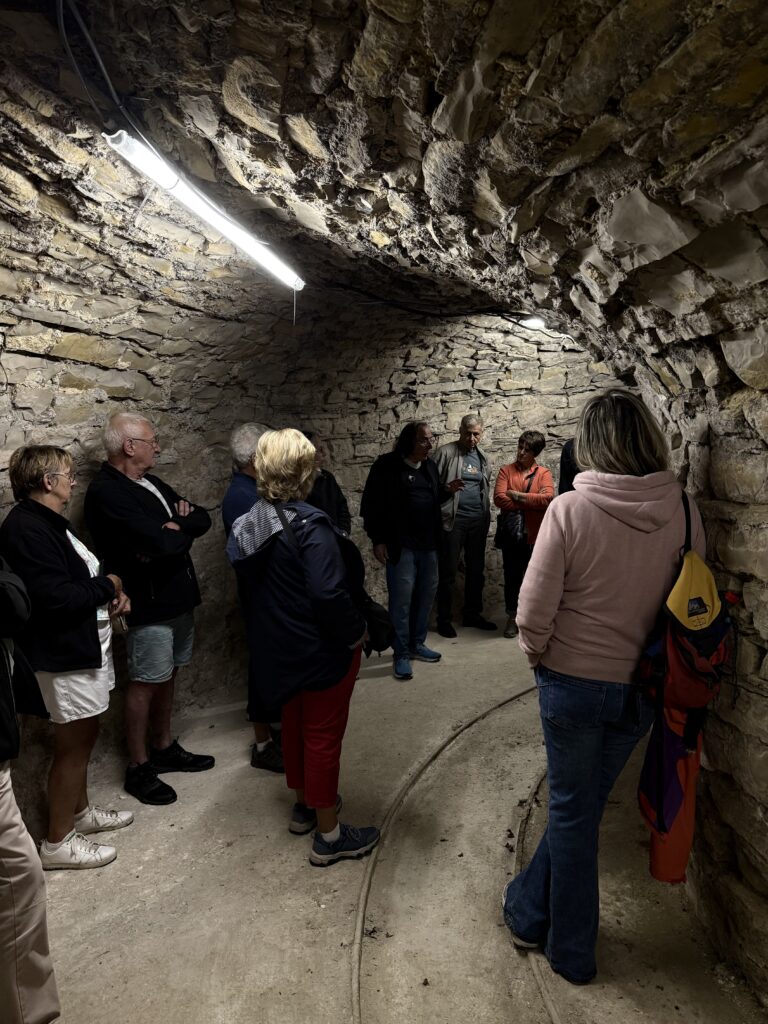 Michel Leclercq dans le four à chaux.